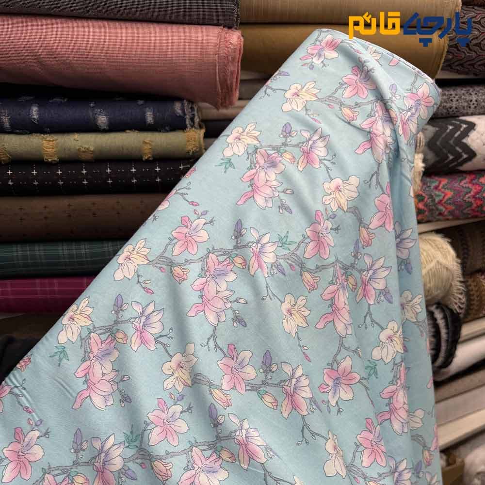 پارچه بهاره و تابستانه وال طرحدار کره زمينه ابي روشن گل صورتي کد9553