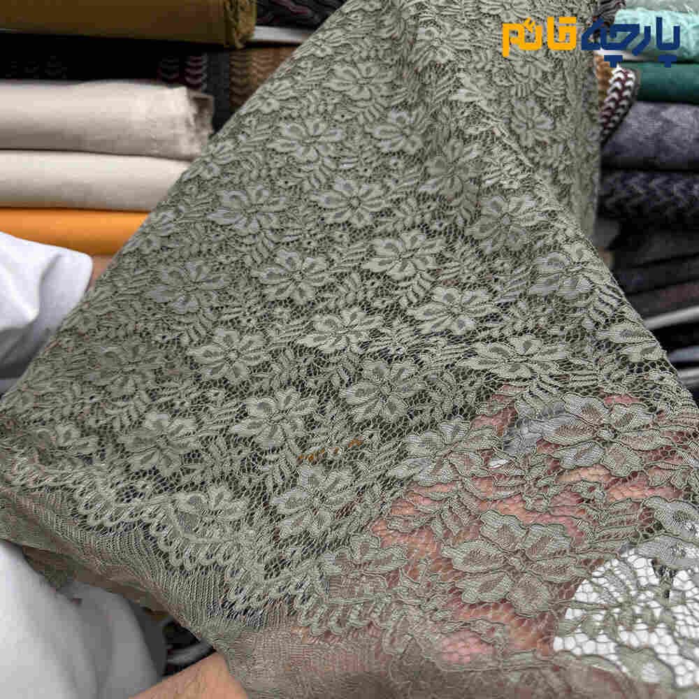 پارچه مجلسی دانتل قیطون دوزی برجسته دو طرف حاشیه رنگ سبز زیتونی گل متوسط کد۹۳۵۷
