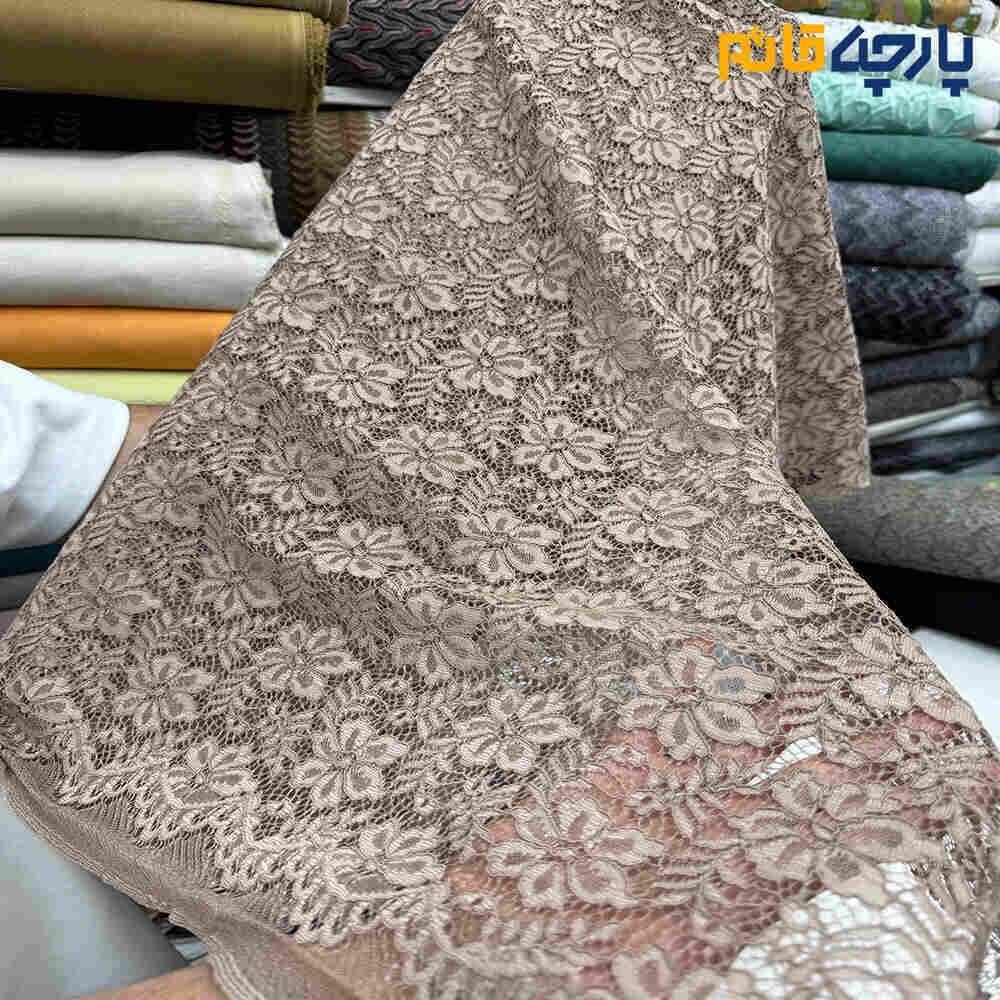 پارچه مجلسی دانتل قیطون دوزی برجسته دو طرف حاشیه رنگ کرم طلایی گل متوسط کد۹۲۹۰