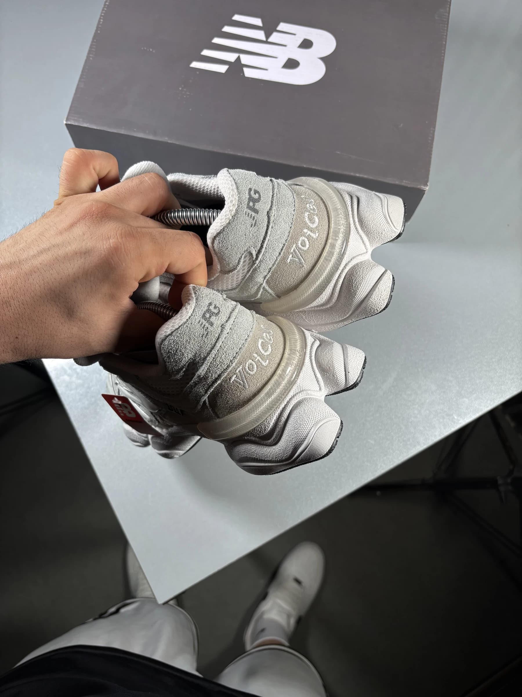 کتونی رانینگ نیوبالانس 9060 / سفید استخوانی طوسی / کد 1193 — تصویر ۵