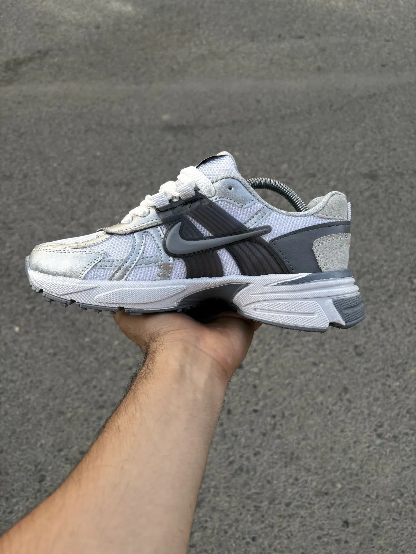 کتونی رانینگ نایک وی تو کی V2K / سفید طوسی نقره ای / کد 2132 — تصویر ۶