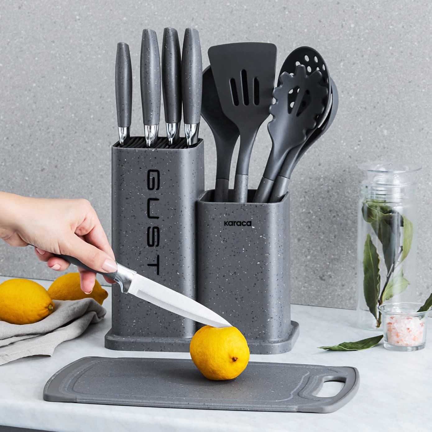 سرویس ۱۲ پارچه تخته برش و چاقو به همراه ملاقه و کفگیر کاراجا مدل Gusto خاکستری