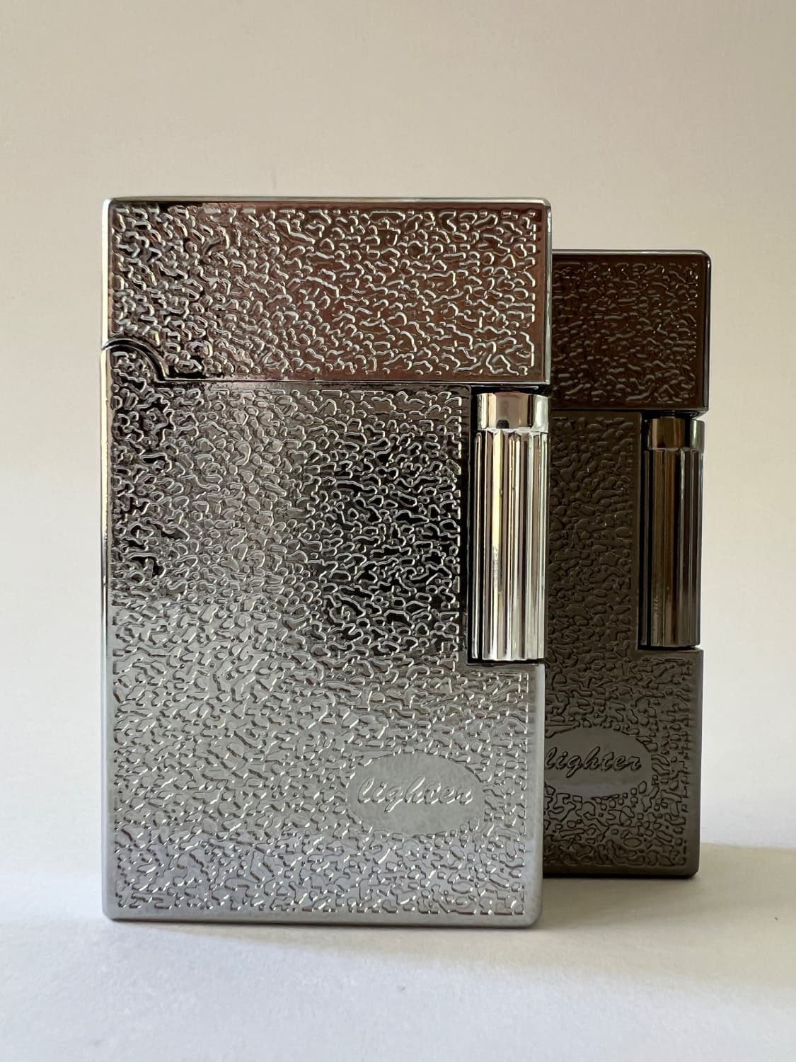 فندک گازی برند لایتر(Lighter) پیر کاردین (Pierre Cardin) مدل کلاسیک بافت‌دار - سیلور و دودی