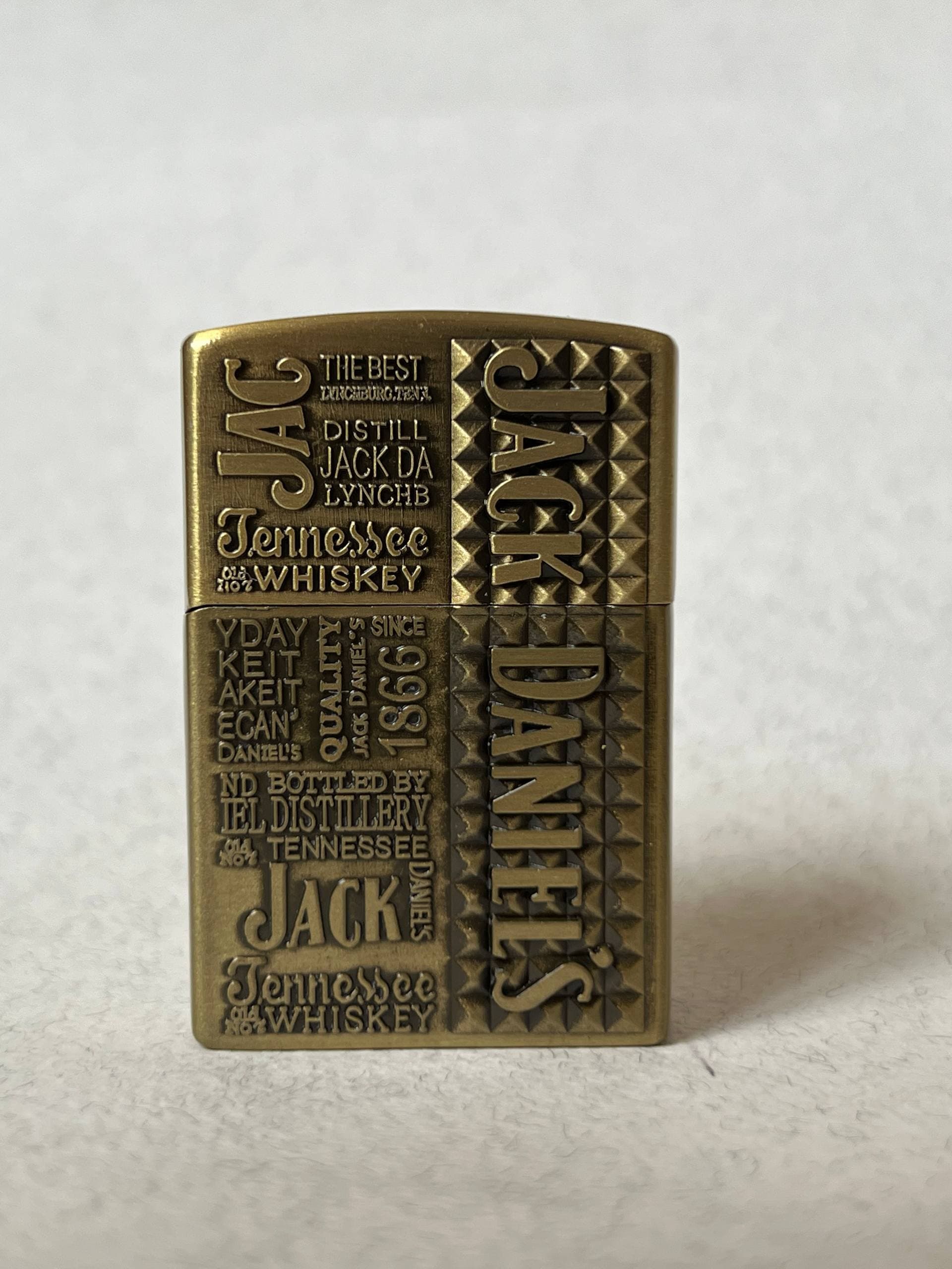 فندک فلزی برند لایتر(Lighter) طرح زیپو مدل جک دنیلز بدنه نقش‌برجسته و بافت‌دار کلاسیک در دو رنگ