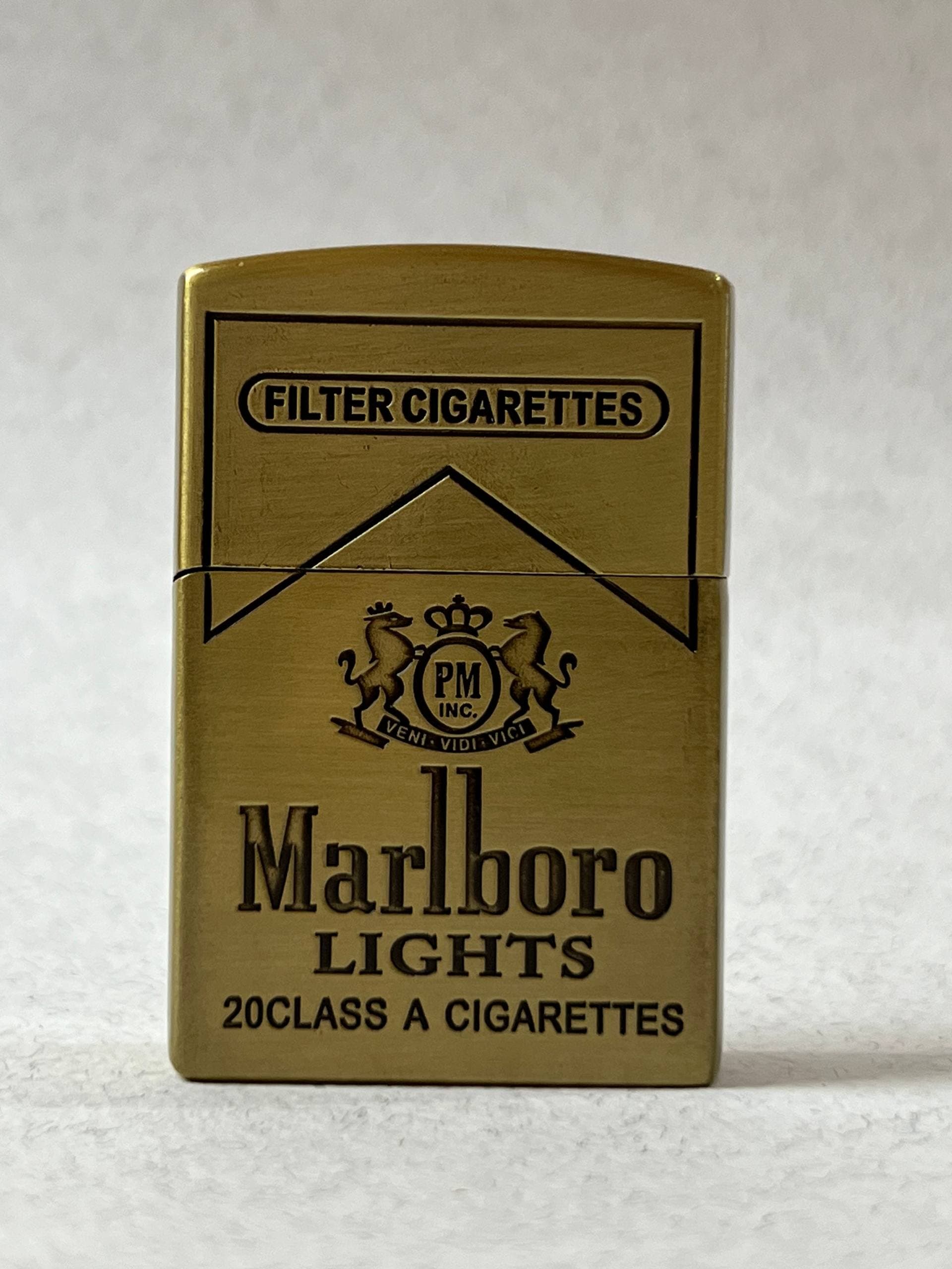 فندک فلزی طرح زیپو برند لایتر(Lighter) کلاسیک طرح مارلبرو (Marlboro)، بدنه مات و نقش‌برجسته در دو رنگ