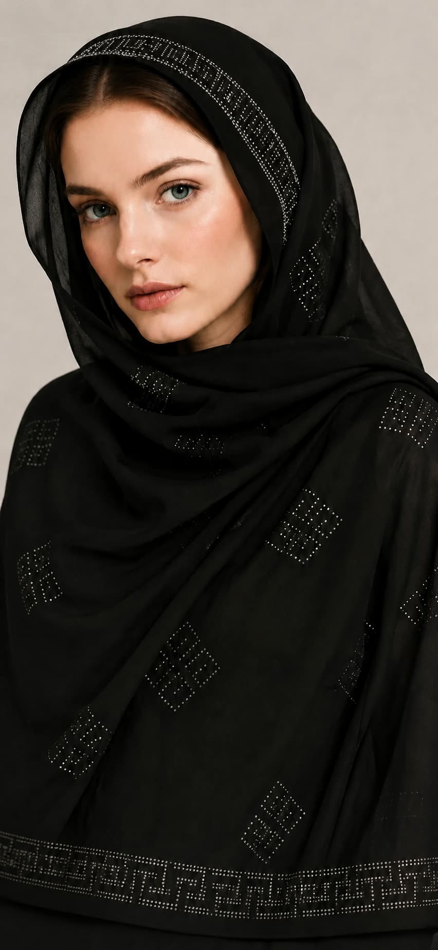 شال حریرمشکی نگین دار ورساچ — تصویر ۲