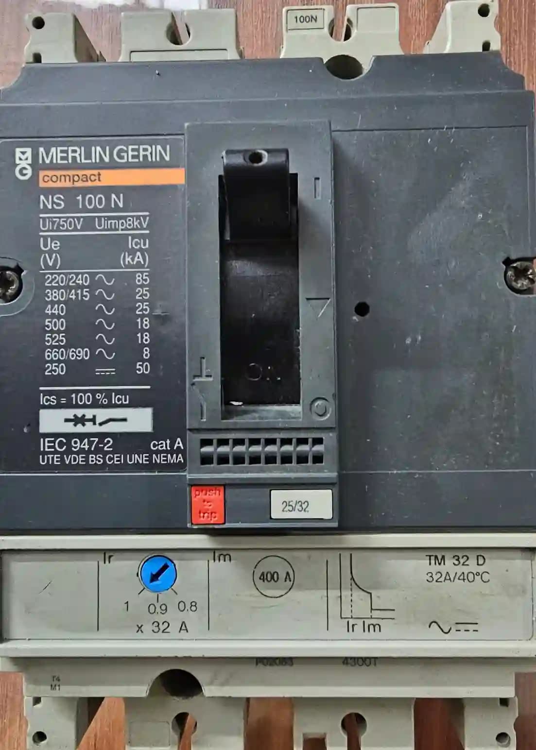 کلید اتوماتیک NS100N مرلین گرین