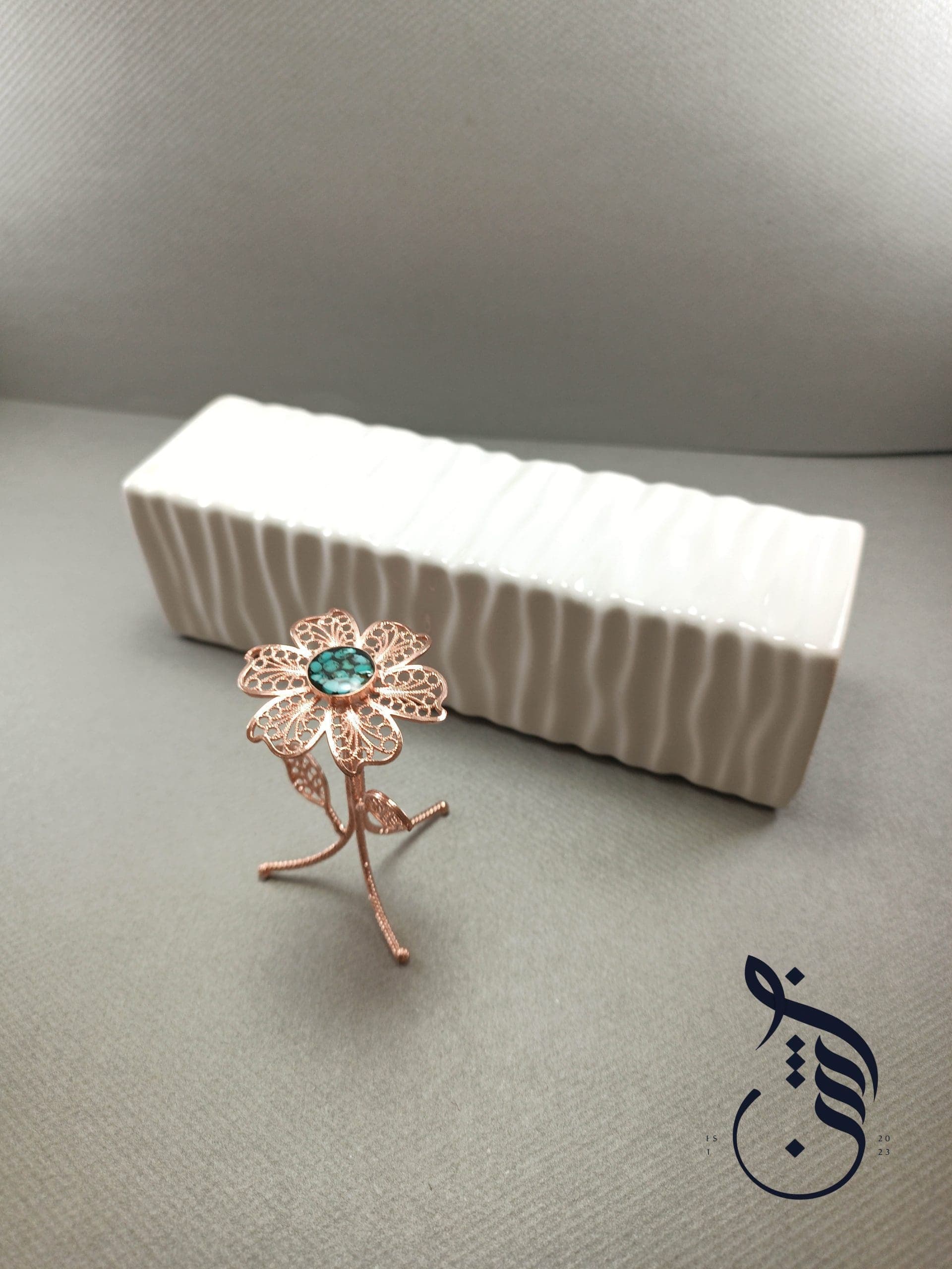 گل کنار سینی بنفشه