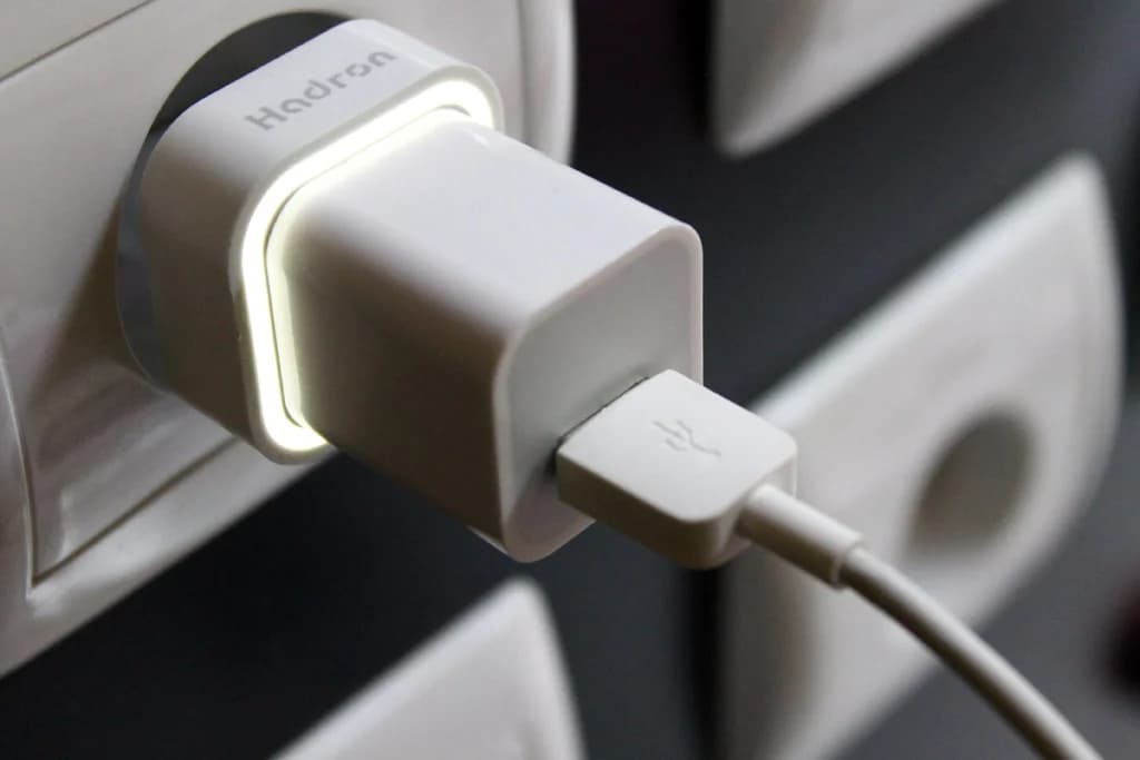مبدل برق 2به2 هادرون مدل A08 برند Hadron – Hadron A08 2-to-2 Power Adapter