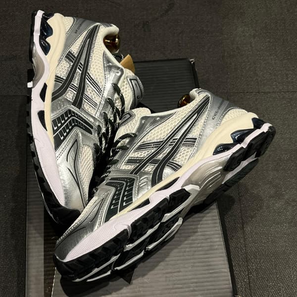 کتونی اسیکس gel kayano 14 نقره‌ای — تصویر ۴