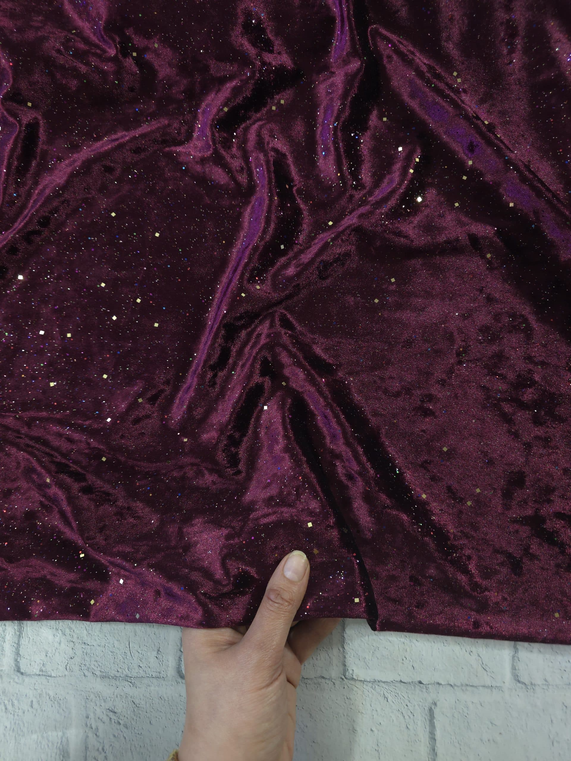 پارچه مخمل کهکشانی درجه یک رنگ زرشکی — تصویر ۳