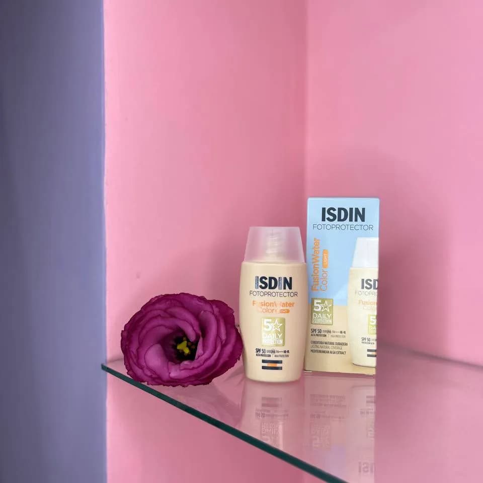 ضدآفتاب رنگی ایزدین فیوژن واتر SPF50 حجم ۵۰ میل مناسب پوست چرب