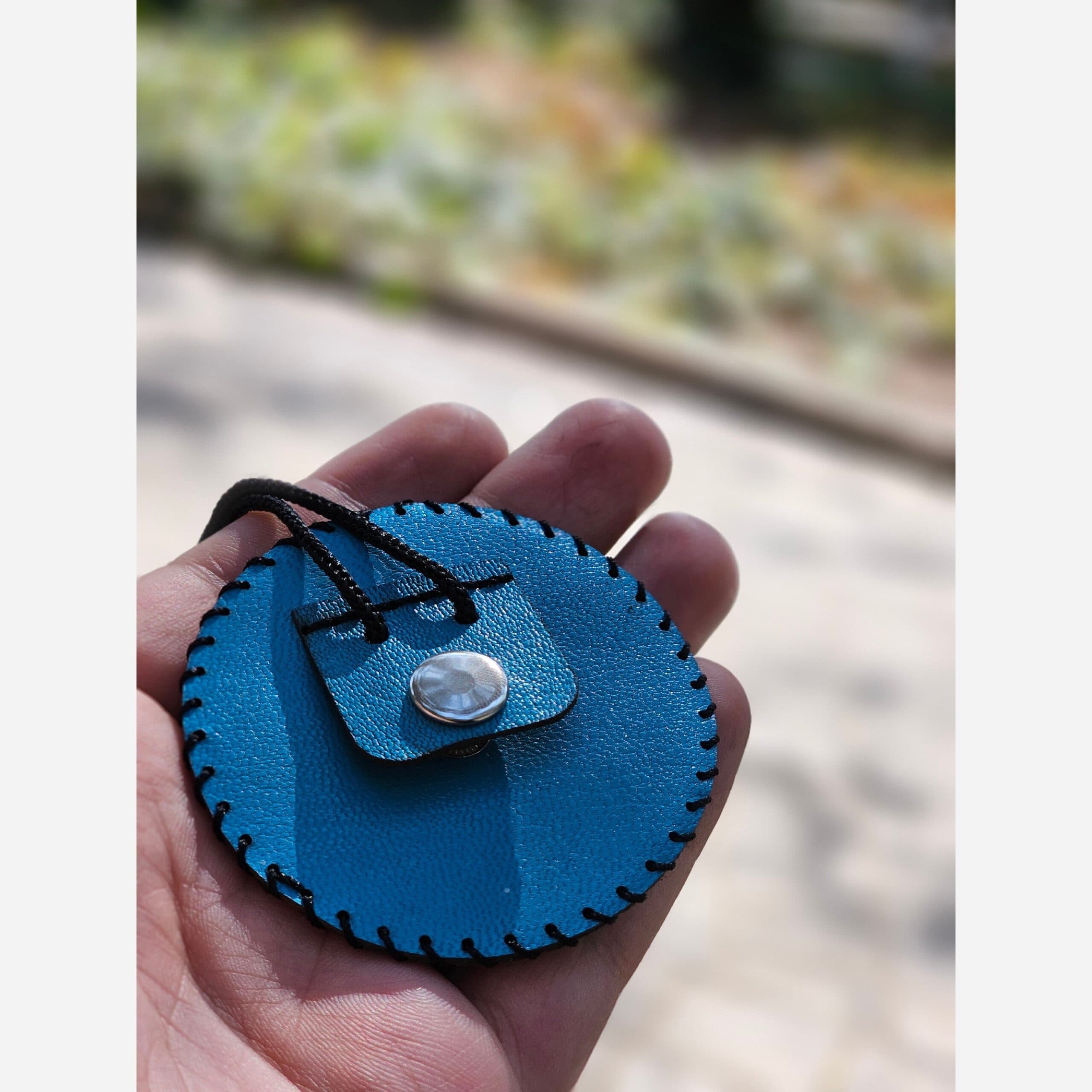 گردن آویز چرم طرح پنجره ای — تصویر ۴