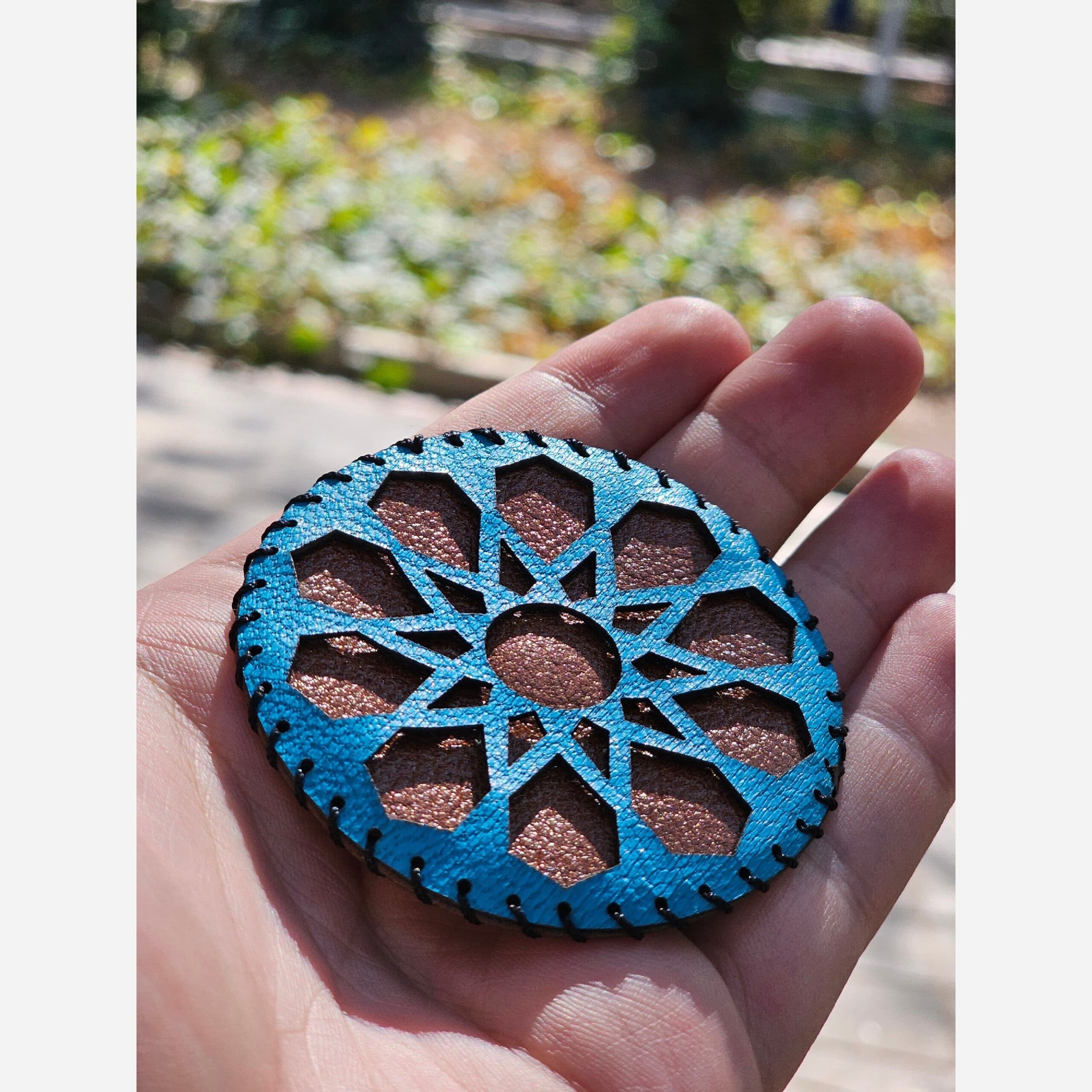 گردن آویز چرم طرح پنجره ای — تصویر ۶
