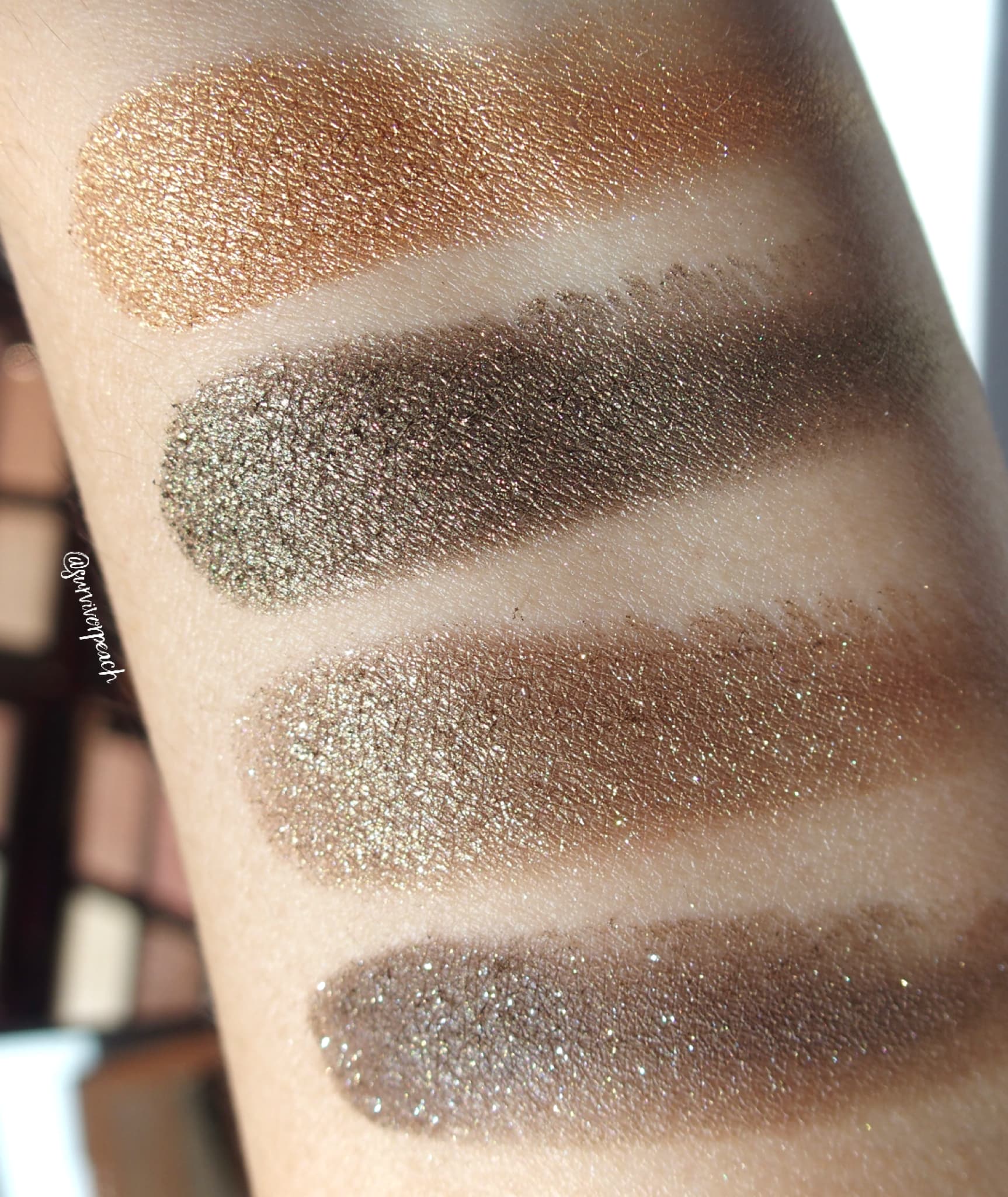 پالت سایه شارلوت تیلبری مدل The Rebel Charlotte Tilbury Luxury Palette – The Rebel — تصویر ۴