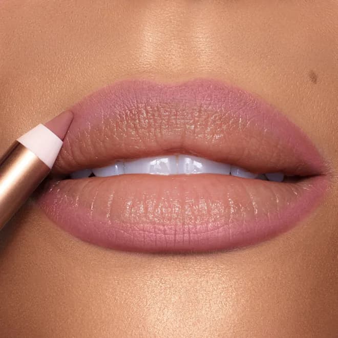 مداد لب شارلوت تیلبری پیلوتاک مدیوم فولسایز | Charlotte Tilbury Lip Cheat – Pillow Talk Medium — تصویر ۷