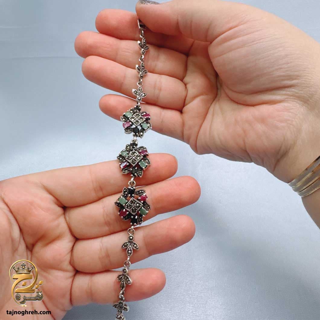 دستبند نقره زنانه 3 گل نگین رنگی مدل DSW D105 — تصویر ۴