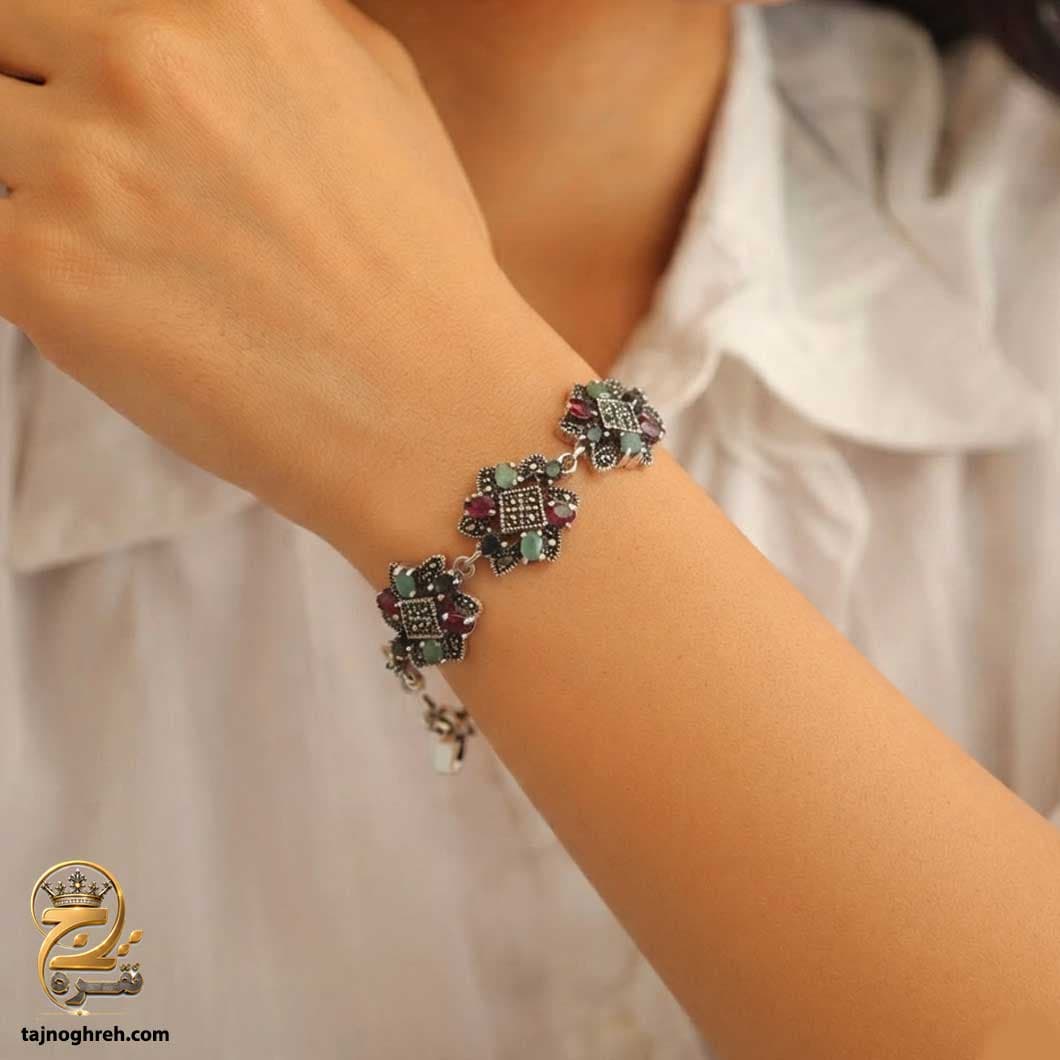 دستبند نقره زنانه 3 گل نگین رنگی مدل DSW D105 — تصویر ۳