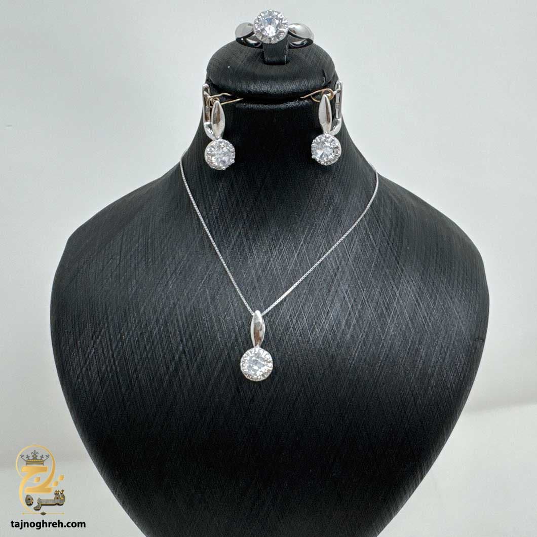 نیم ست زنانه نقره سولیتر طرح جواهری مدل NSW H40 — تصویر ۴