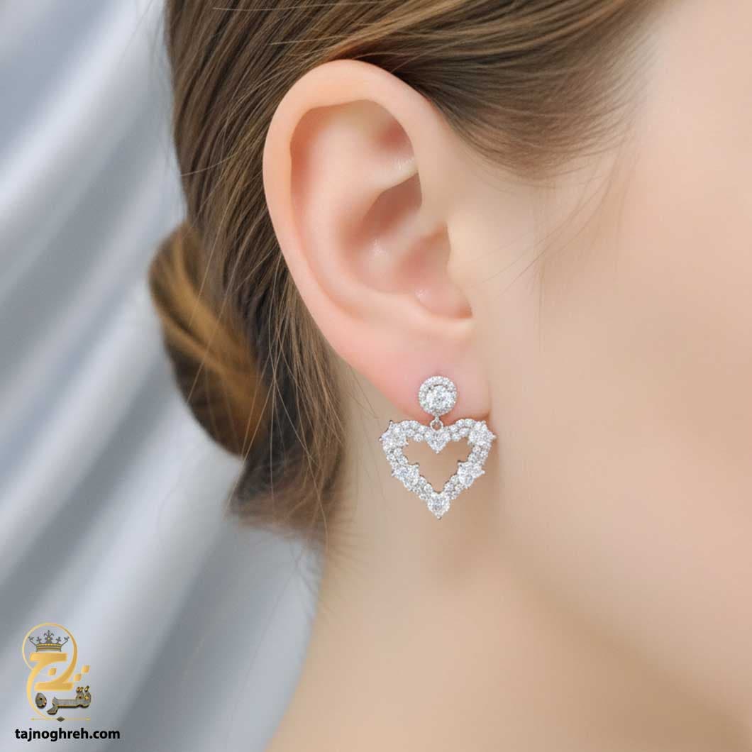 گوشواره نقره طرح قلب نگین دار مدل ESW E115 — تصویر ۳