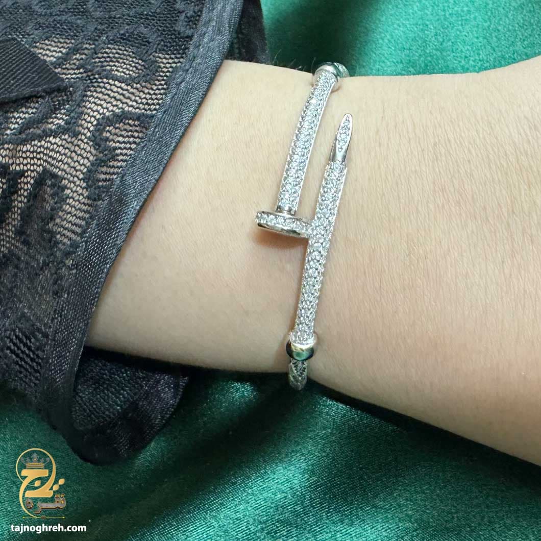 دستبند نقره زنانه میخی طرح نگین دار مدل DSW D82 — تصویر ۳