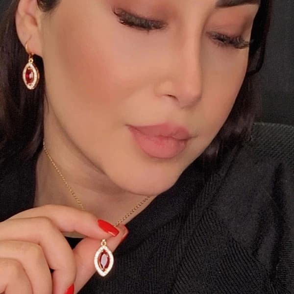 نیم ست زنانه خرم طرح اشک رنگ طلایی نگین قرمز گوشواره و گردنبند