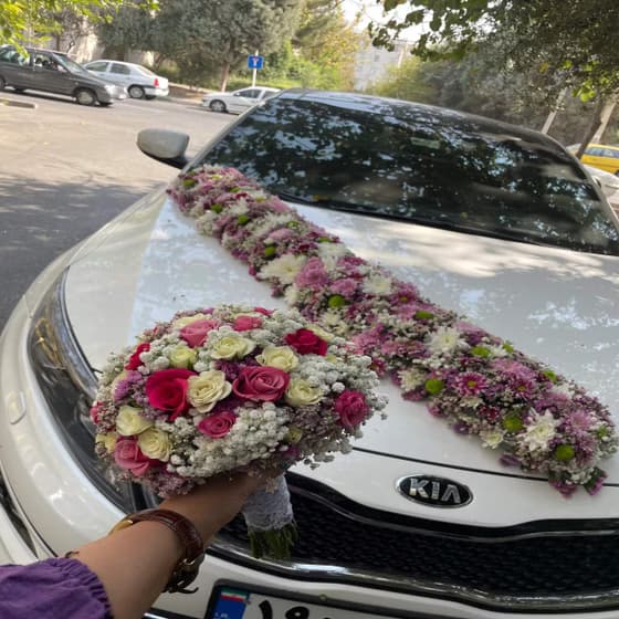 ماشین عروس کیا اوپتیما سفید با دسته گل عروس 123 — تصویر ۳