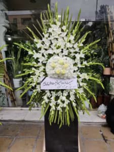 تاج گل مصنوعی با قیمت مناسب برای مراسم ترحیم کد 441 — تصویر ۲