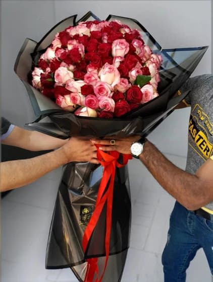 دسته گل لوکس ۲۰۰ شاخه رز هلندی قرمز و صورتی کد 503 — تصویر ۳