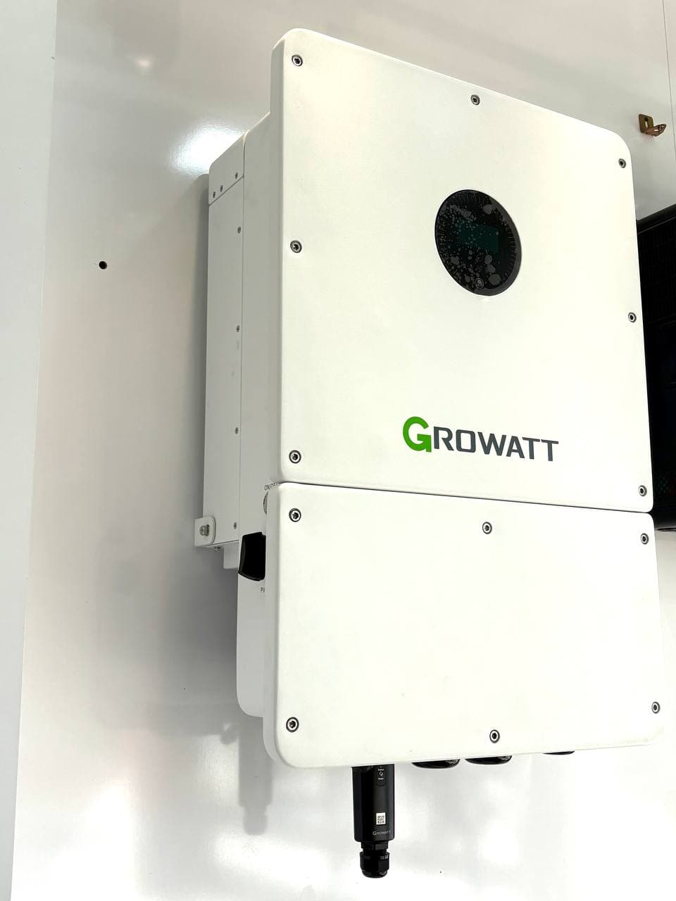 سانورتر 15 کیلووات هیبرید سه فاز Growatt — تصویر ۴