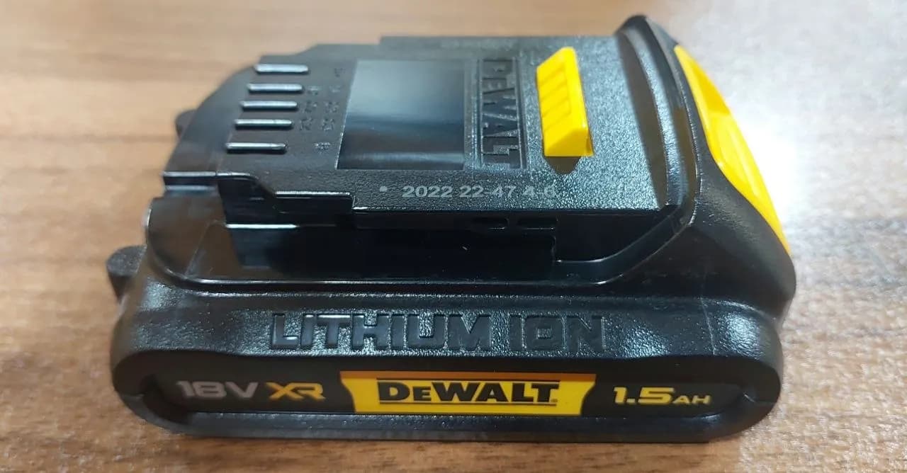 باتری لیتیوم یونی 1.5 آمپرساعت 18 ولت دیوالت مدل DCB181 | تست شده — تصویر ۳