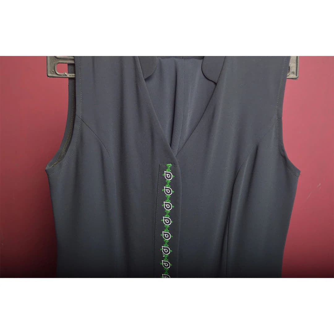 تک سایز: سارافون و شلوار کرپ مدل یقه ایستاده گلدوزی رنگ سرمه ای | 0395-46110 — تصویر ۳