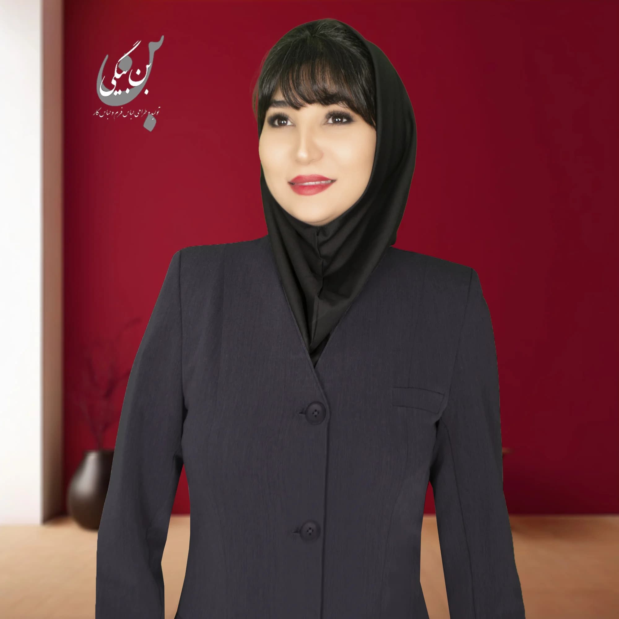 مانتو شلوار اداری سرمه ای پنج دکمه یقه هفت مغزی دوزی پارچه فیونا کد 41291 — تصویر ۴