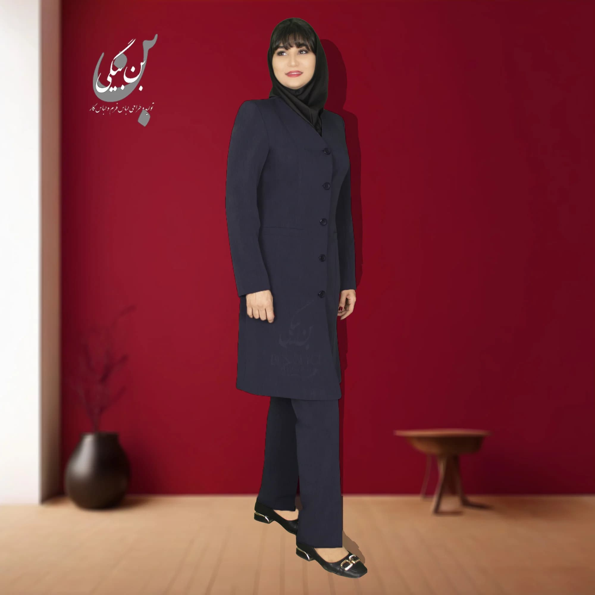 مانتو شلوار اداری سرمه ای پنج دکمه یقه هفت مغزی دوزی پارچه فیونا کد 41291 — تصویر ۵
