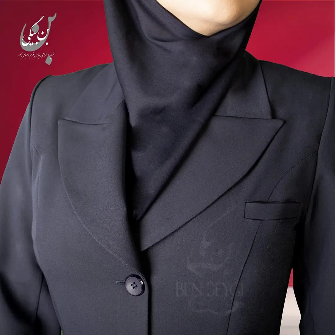 مانتو شلوار اداری سرمه ای چهار دکمه یقه بلیزر پارچه فیونا کد 33366 — تصویر ۳