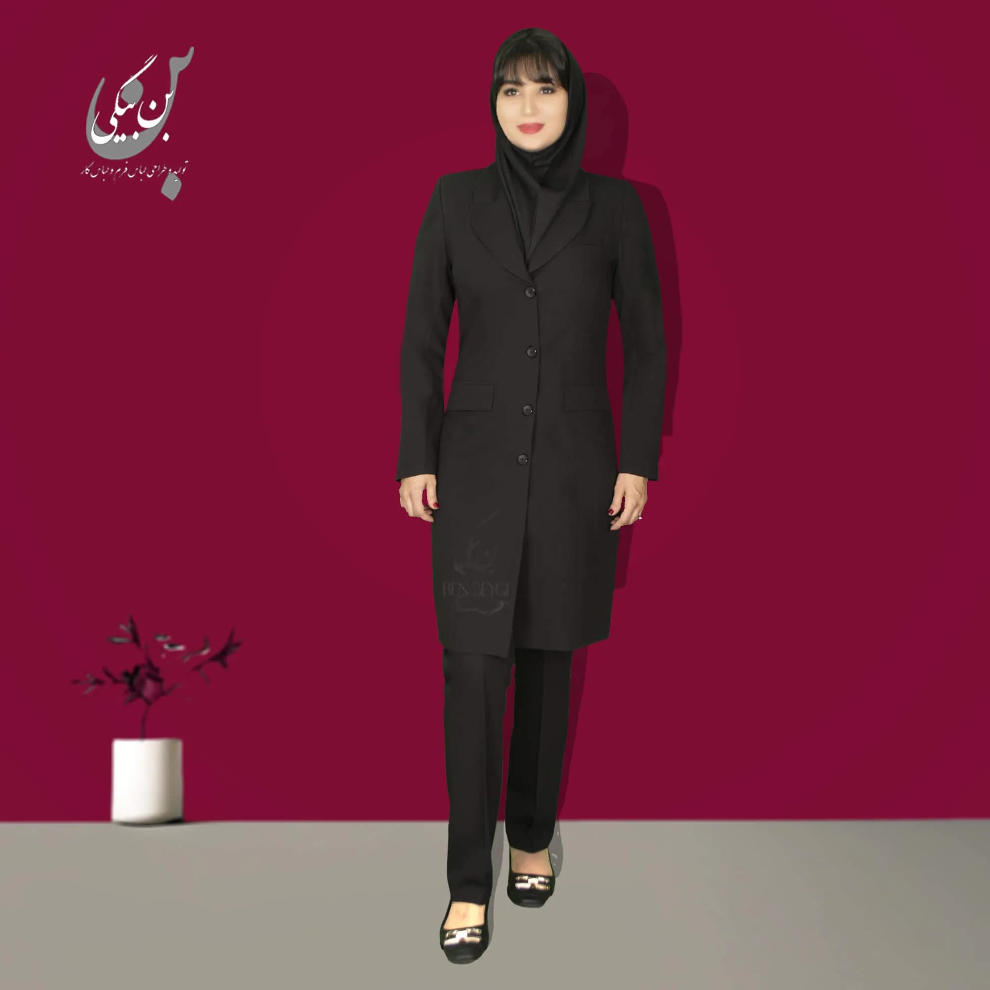 مانتو شلوار اداری مشکی چهار دکمه یقه بلیزر پارچه فیونا کد 33442 — تصویر ۳