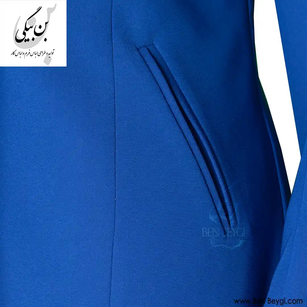 مانتو شلوار اداری سرمه ای خرج کار آبی روشن یقه دابل آرشال تک دکمه پارچه کنزو کد 34212 — تصویر ۵
