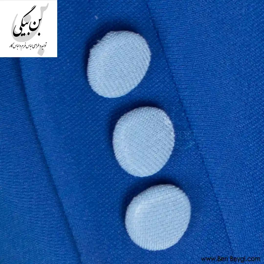 مانتو شلوار اداری سرمه ای خرج کار آبی روشن یقه دابل آرشال تک دکمه پارچه کنزو کد 34212 — تصویر ۶