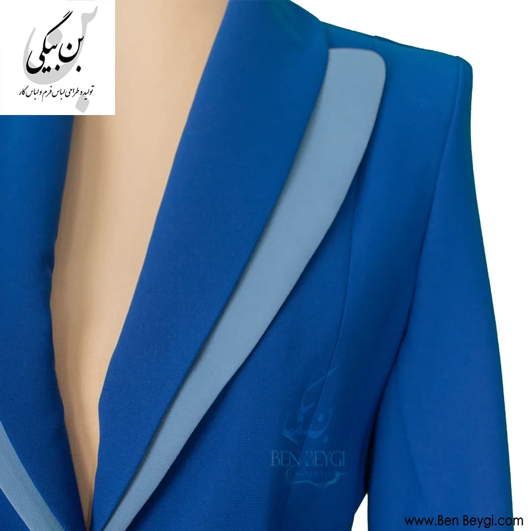مانتو شلوار اداری سرمه ای خرج کار آبی روشن یقه دابل آرشال تک دکمه پارچه کنزو کد 34212 — تصویر ۴