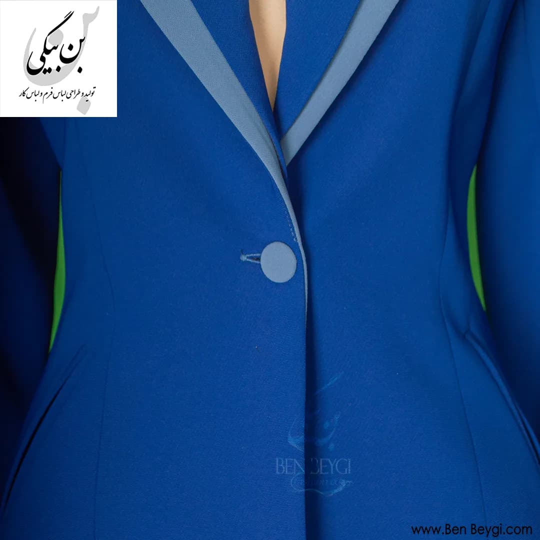 مانتو شلوار اداری سرمه ای خرج کار آبی روشن یقه دابل آرشال تک دکمه پارچه کنزو کد 34212 — تصویر ۳