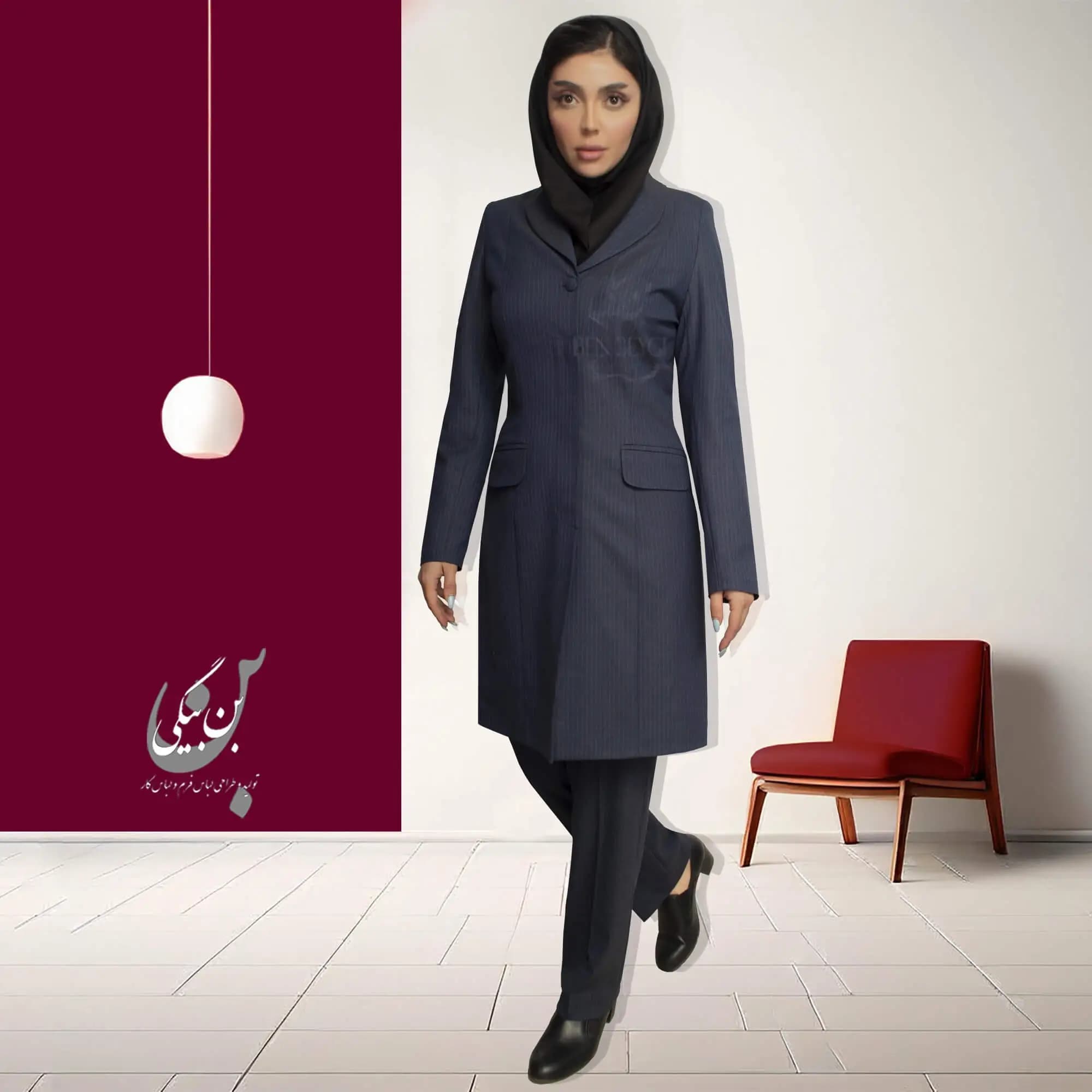 مانتو شلوار اداری سرمه‌ای طرحدار خط سفید یقه آرشال تک دکمه پارچه بزیاق کد 32451(6) — تصویر ۱۰