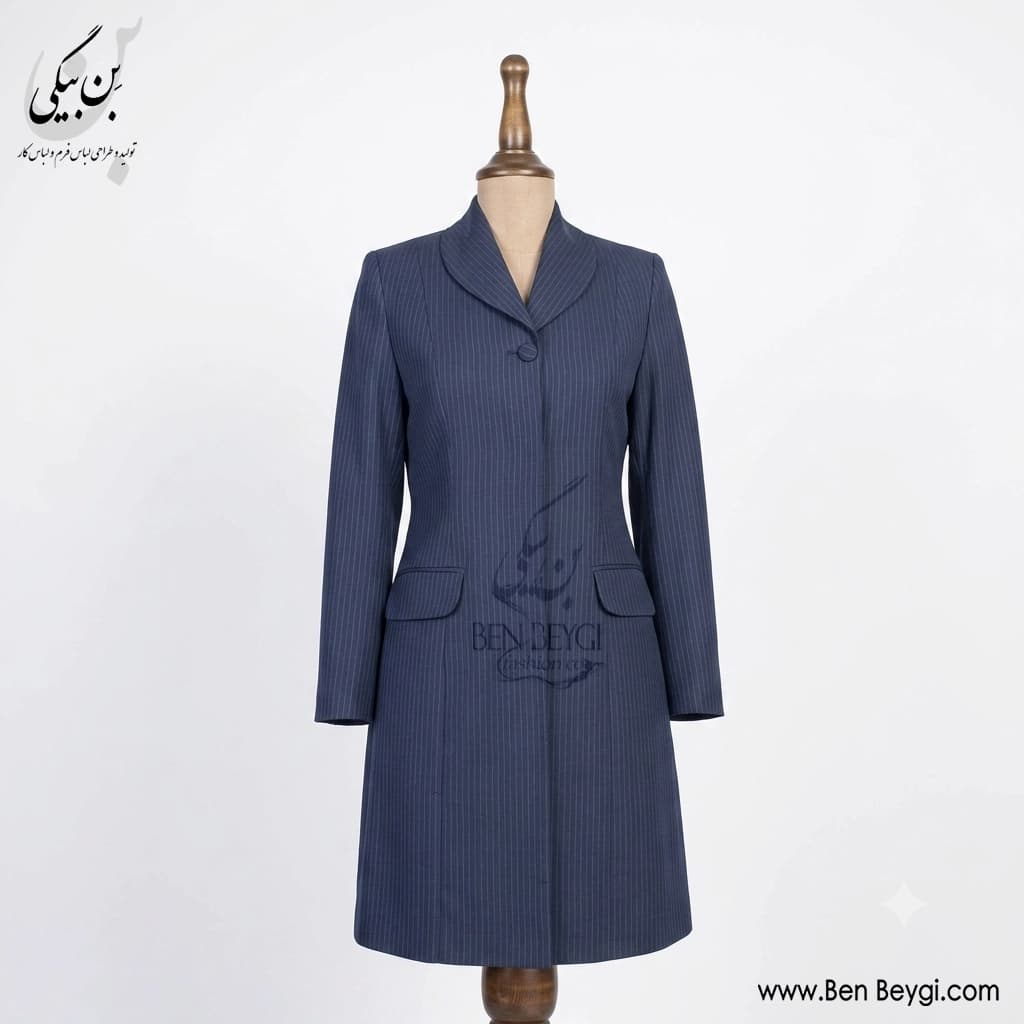 مانتو شلوار اداری سرمه‌ای طرحدار خط سفید یقه آرشال تک دکمه پارچه بزیاق کد 32451(6) — تصویر ۷