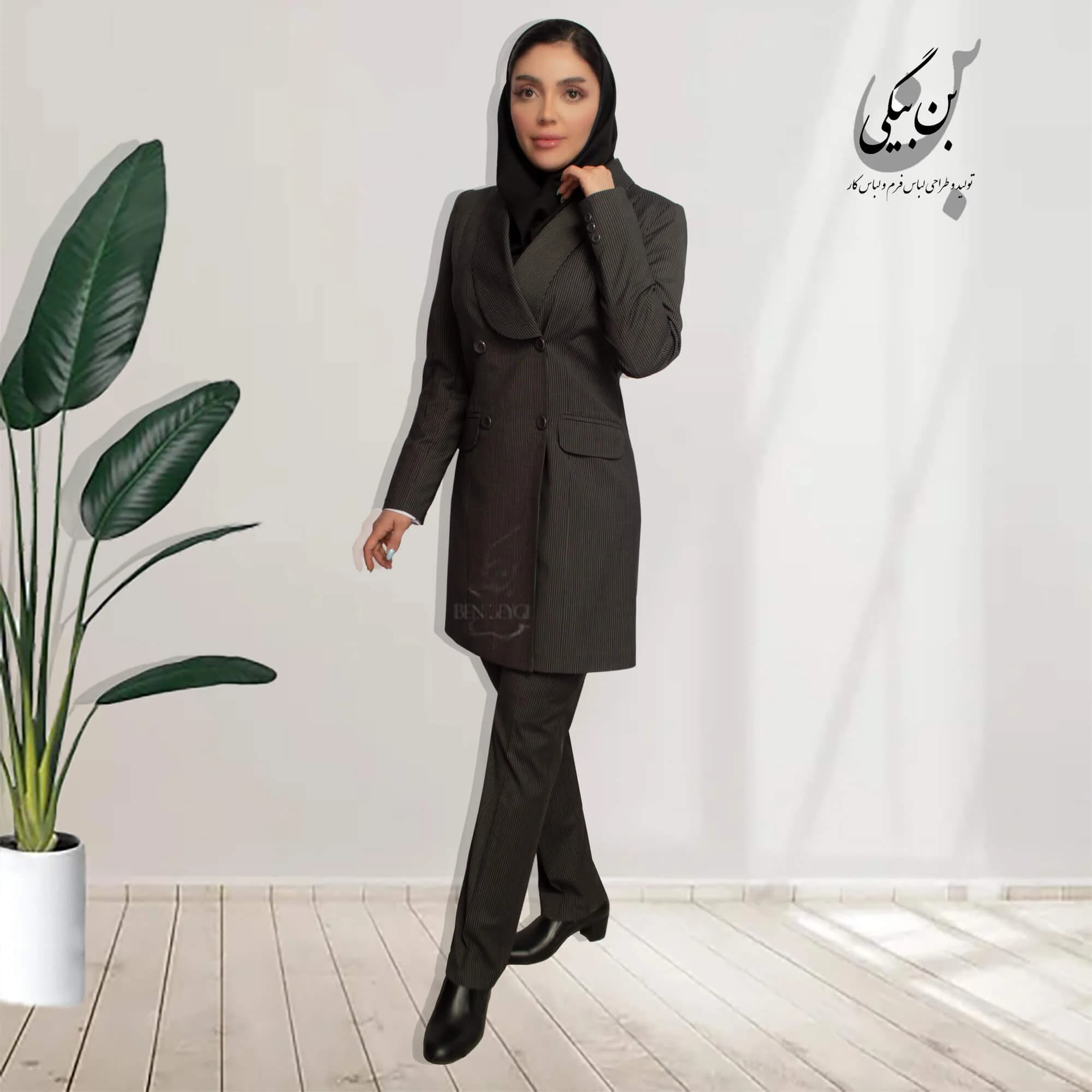 مانتو شلوار اداری مشکی دیپلمات خط طوسی یقه آرشال پهن 4 دکمه پارچه گاباردین کد 32395 — تصویر ۶