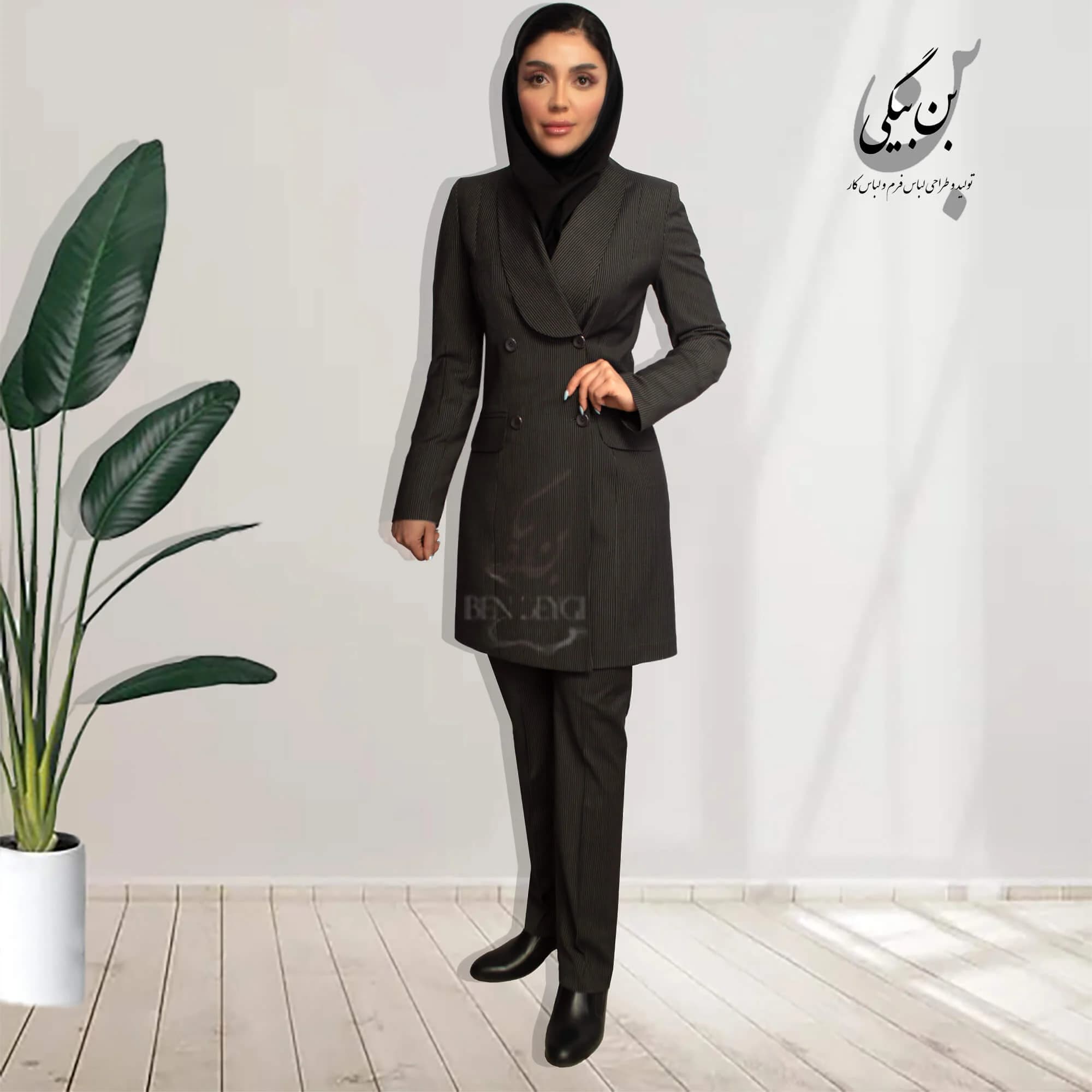 مانتو شلوار اداری مشکی دیپلمات خط طوسی یقه آرشال پهن 4 دکمه پارچه گاباردین کد 32395 — تصویر ۳