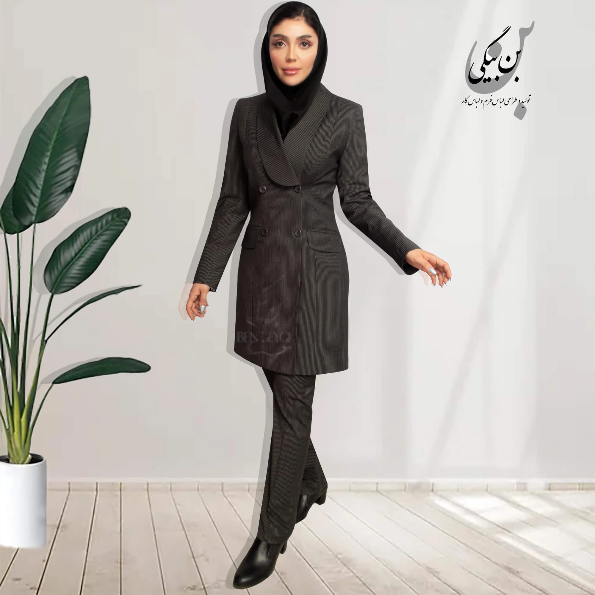 مانتو شلوار اداری مشکی دیپلمات خط طوسی یقه آرشال پهن 4 دکمه پارچه گاباردین کد 32395