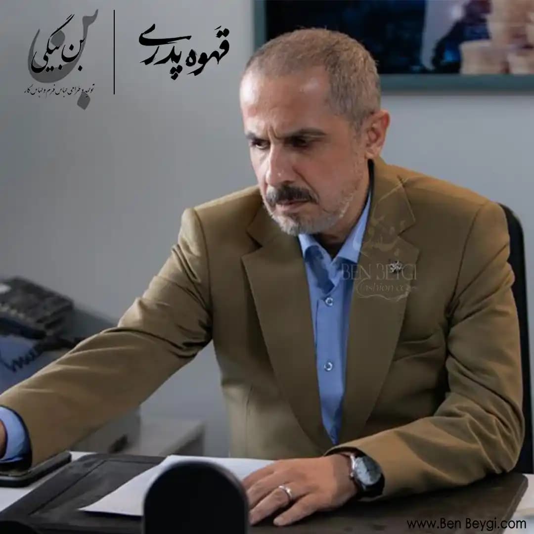 کت شلوار مردانه اداری پارچه فاستونی 55-45 رنگ کرم یقه انگلیسی دو دکمه دو چاک [سریال قهوه پدری آقای مهران مدیری] کد 35067