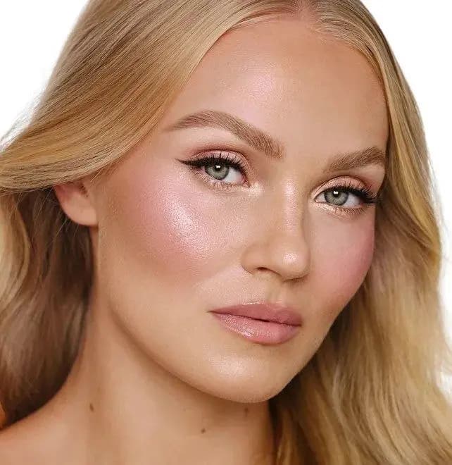 هایلایتر پودری شارلوت تیلبری رنگ pillow talk glow — تصویر ۵