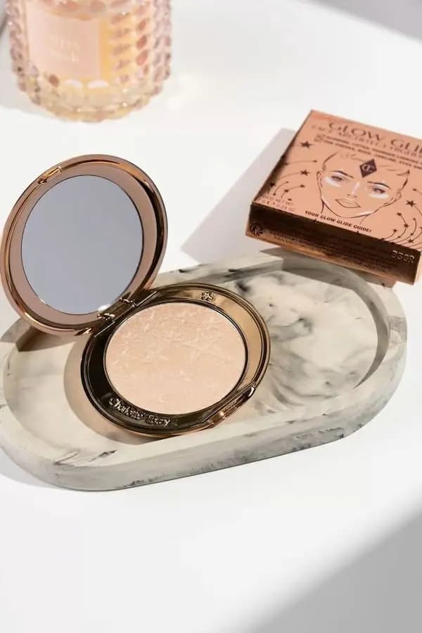 هایلایتر پودری شارلوت تیلبری رنگ pillow talk glow — تصویر ۳
