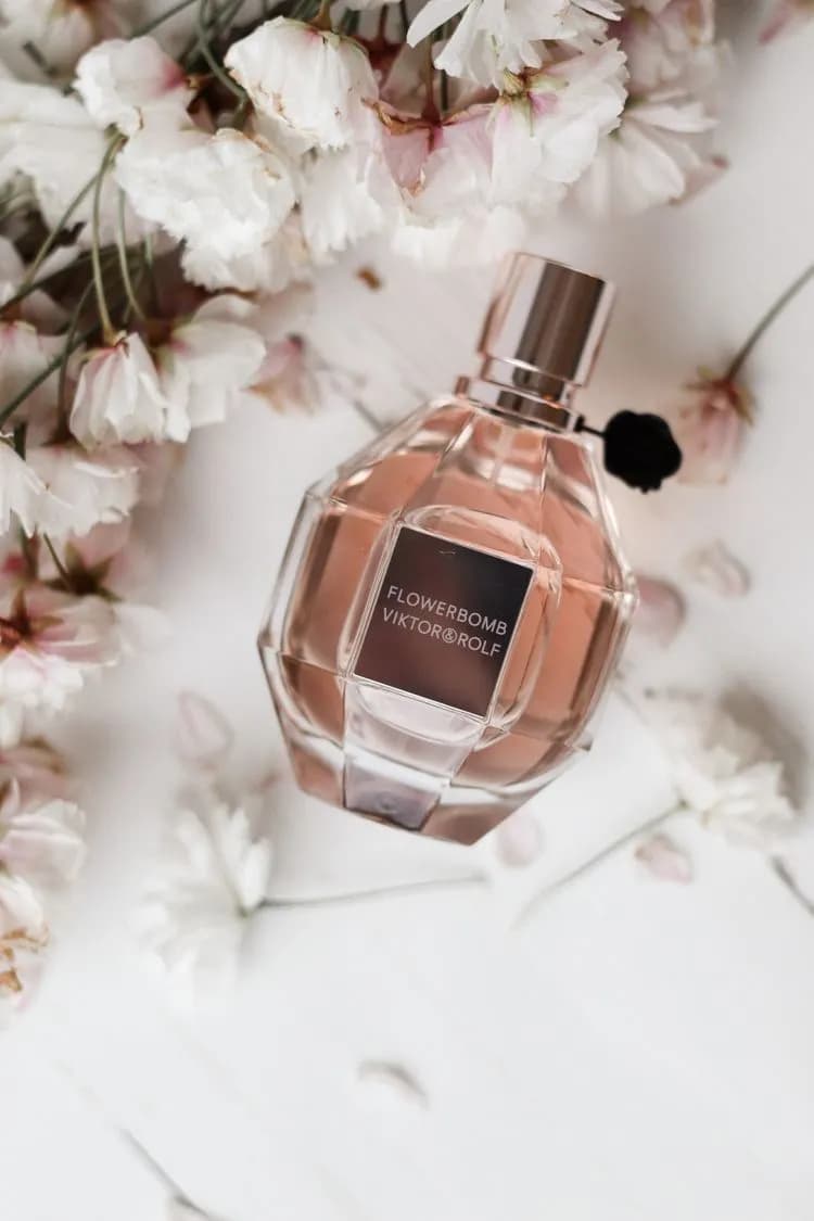 عطر ادکلن ویکتور اند رولف فلاور بمب زنانه اصل — تصویر ۹
