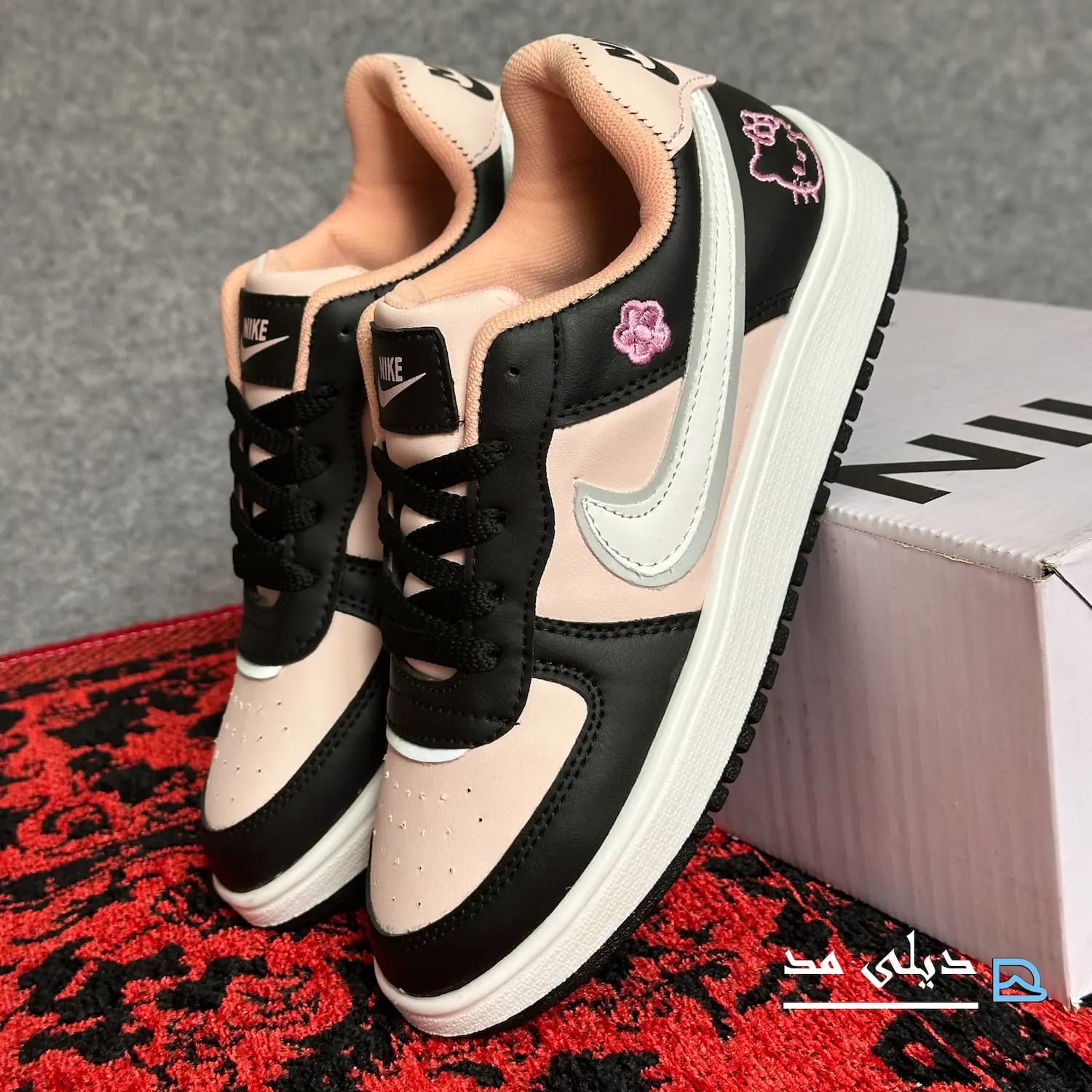 کتانی زنانه نایک ایر جردن 1 طرح کیتی صورتی مشکی سفید | Nike Air jordan 1